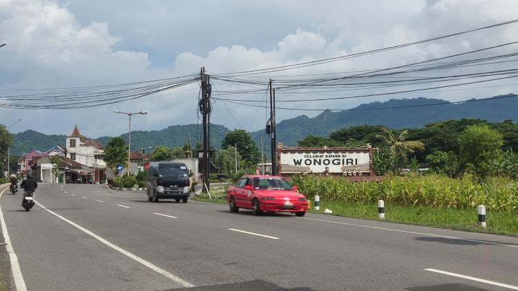 Kendaraan melintas di jalur rawan kecelakaan di sepanjang jalan Patung Macan Selogiri hingga persimpangan Terminal Tipe A Giri Adipura Wonogiri Seasa (2/3/2024). (IWAN ADI LUHUNG/ RADAR SOLO)