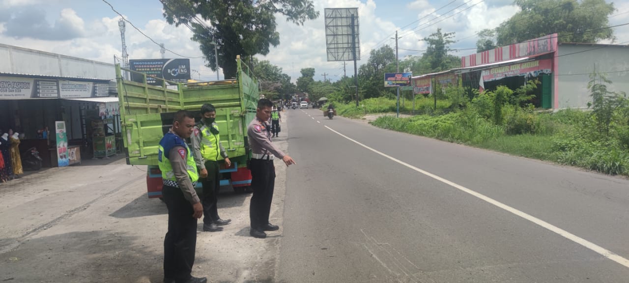 Polisi melakukan olah TKP meninggalnya seorang perempuan paruh baya karena tertabrak truk di Wonogiri. (IWAN KAWUL/ RADAR SOLO)