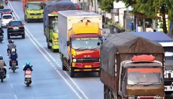 Ilustrasi truck yang melintasi jalanan saat arus mudik.