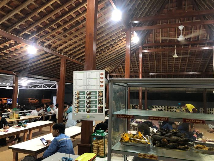 Salah satu rekomendasi kuliner ayam murah di dekat kawasan UNS Solo. (DOK. PRIBADI/ ARSYA)