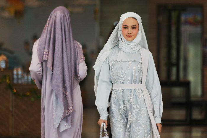 Model hijab dengan warna merah maroon (kiri) dan baby blue (kanan). (MAULIDA AFIFA/ RADAR SOLO)