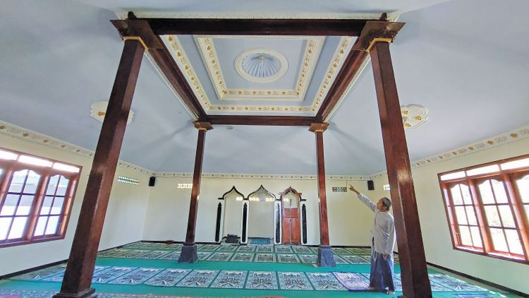 TERUS DIJAGA: Penampakan tiang di Surau Maulana Pantaran di Desa Pantaran, Kecamatan Gladagsari, Boyolali yang diperkaran berusia ratusan tahun. (RAGIL LISTIYO/RADAR SOLO)