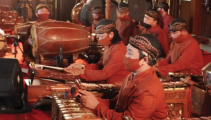 Ilustrasi Gamelan Jawa yang Sedang Dimainkan.