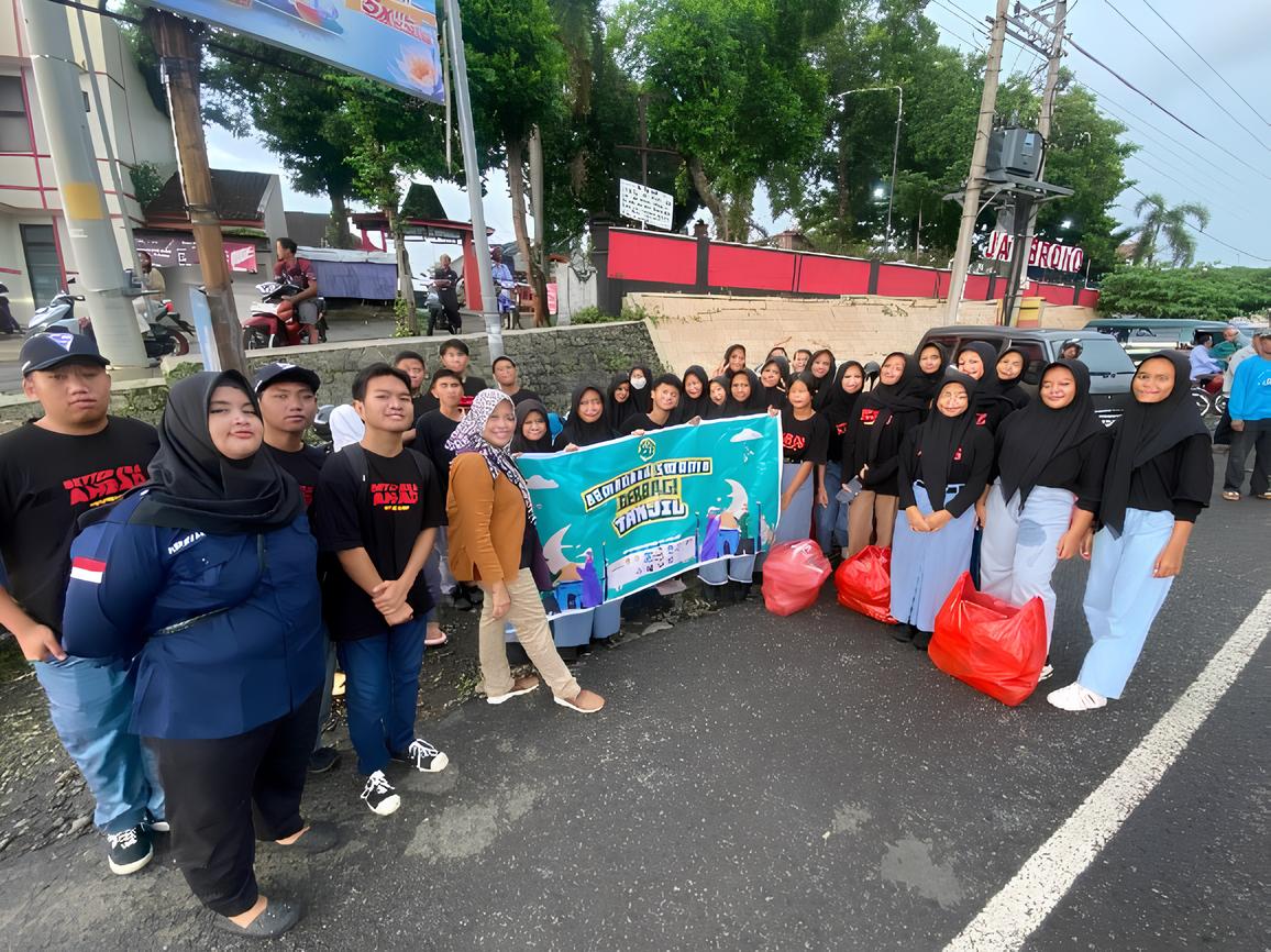 siswa SMA Negeri 1 Jatisrono berbagi berkah dengan bersedekah dalam bentuk pembagian takjil dan dilanjutkan buka bersama, Selasa (2/4).