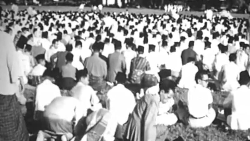Tangkapan layar rekaman salat Ied Lebaran pada zaman dulu (YOUTUIBE ILMU PENGETAHUAN SOSIAL)