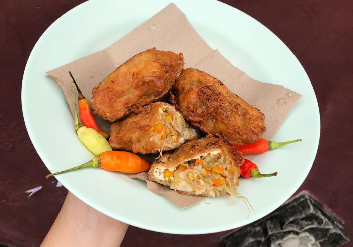 Tahu isi pedas yang bisa jadi camilan untuk warga Solo. (DOK. PRIBADI/ NORA)