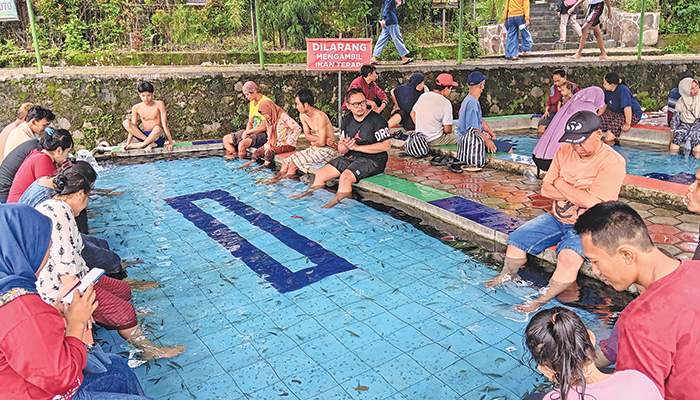 BERAGAM: Wahana terapi ikan di Umbul Pelem, Kecamatan Tulung, Kabupaten Klaten.