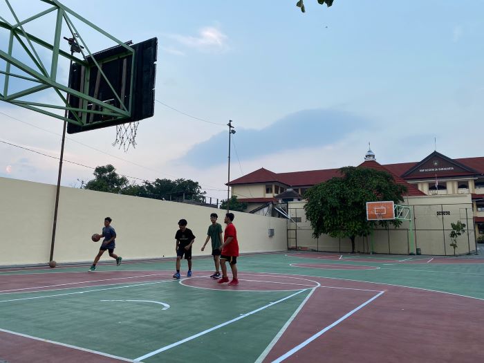 MASIH EKSIS: Lapangan bola basket SMPN 26 Solo termasuk lapangan legendaris di Kota Bengawan. (MANNISA ELFIRA/RADAR SOLO)
