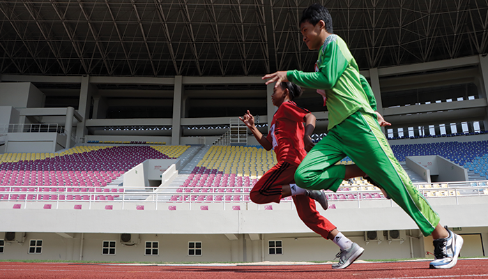 ADU CEPAT: Calon siswa SKO mengikuti tes fisik di Stadion Manahan.