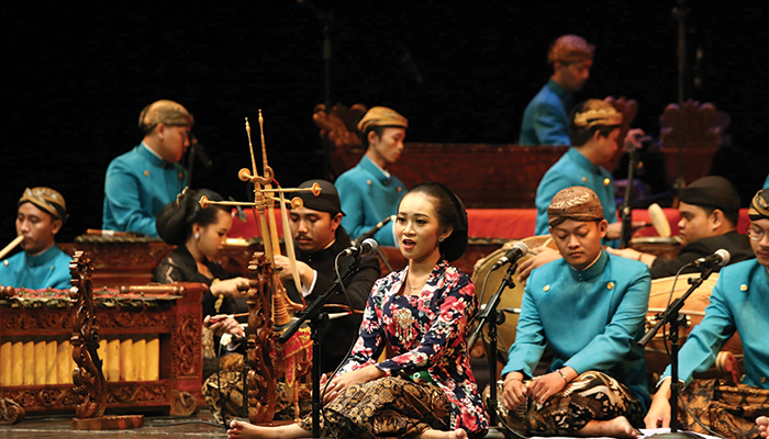 Sindhen sedang melagukan abon-abon.