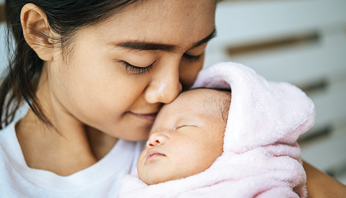 Cium Bayi Sembarangan Bisa Berbahaya.