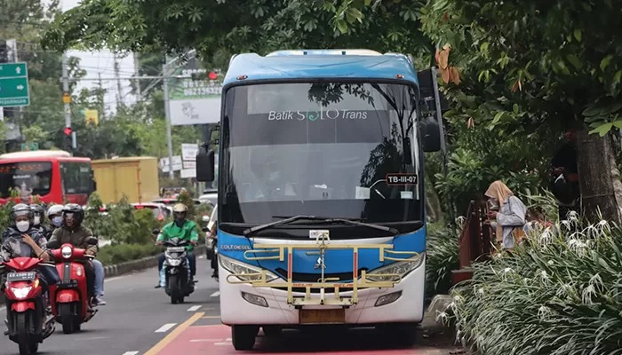 MASIH DIMINATI: Angkutan Batik Solo Trans (BST) saat hendak mencari penumpang di pusat Kota Solo.