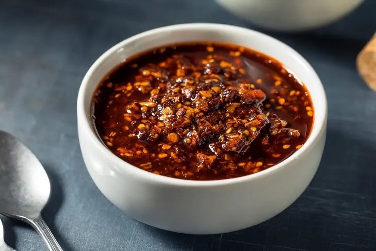 Chili oil yang siap membuat makanan semakin menggugah selera. (SASA.CO.ID)