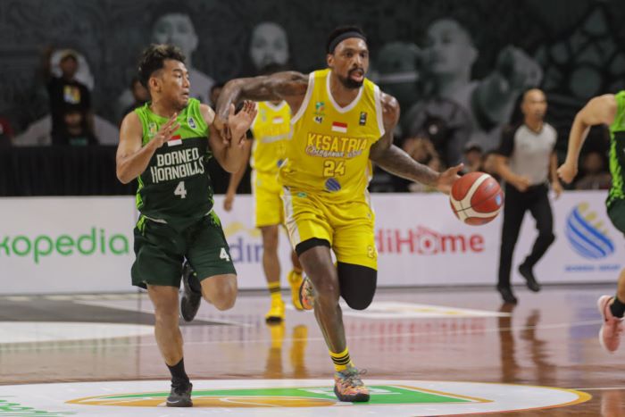 IDOLA BARU: Kesatria Bengawan Solo menjalani pertandingan di laga lanjutan IBL musim ini. (M. IHSAN/RADAR SOLO)