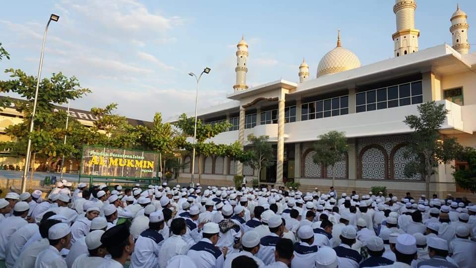 BERDOA: Santri Ponpes Al-Mukmin Ngruki duduk di halaman ponpes setempat. (PONPES AL-MUKMIN FOR RADAR SOLO)