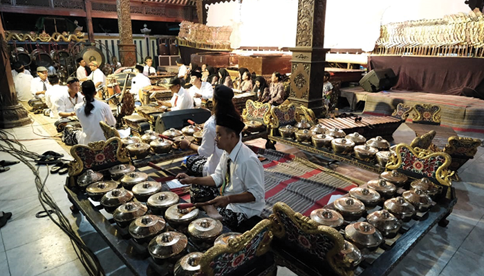 LIHAI: Pengrawit asal Kampung Sawahan, Desa/Kecamatan Jaten iringi pergelaran wayang kulit.