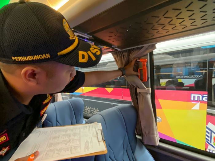 Petugas melakukan ramp check armada bus dari PO Mata Trans yang akan dipakai mudik gratis dari Pemkot Surakarta belum lama ini. (SILVESTER K./ RADAR SOLO)