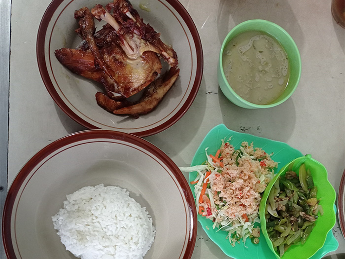 Ayam Goreng di daerah Wonogiri yang terkenal dengan kenikmatannya. (IWAN ADI LUHUNG/ RADAR SOLO)