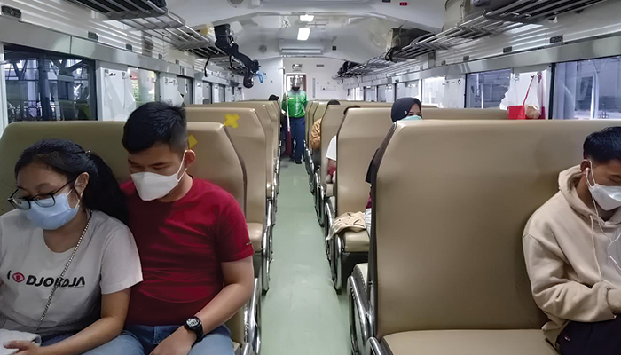 KA Penataran tujuan Malang berhenti di Stasiun Gubeng Baru.
