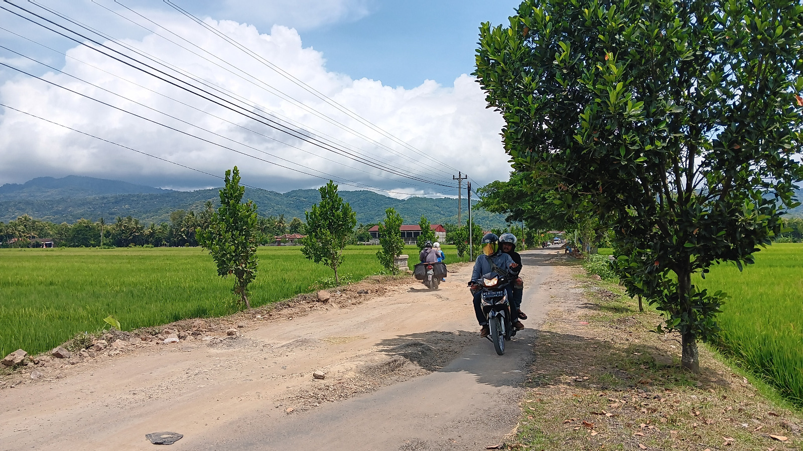 Ruas Jalan Alternatif Klaten-Gunungkidul di Desa Pasung, Kecamatan Wedi, Klaten yang mengalami kerusakan. (ANGGA PURENDA/ RADAR SOLO)