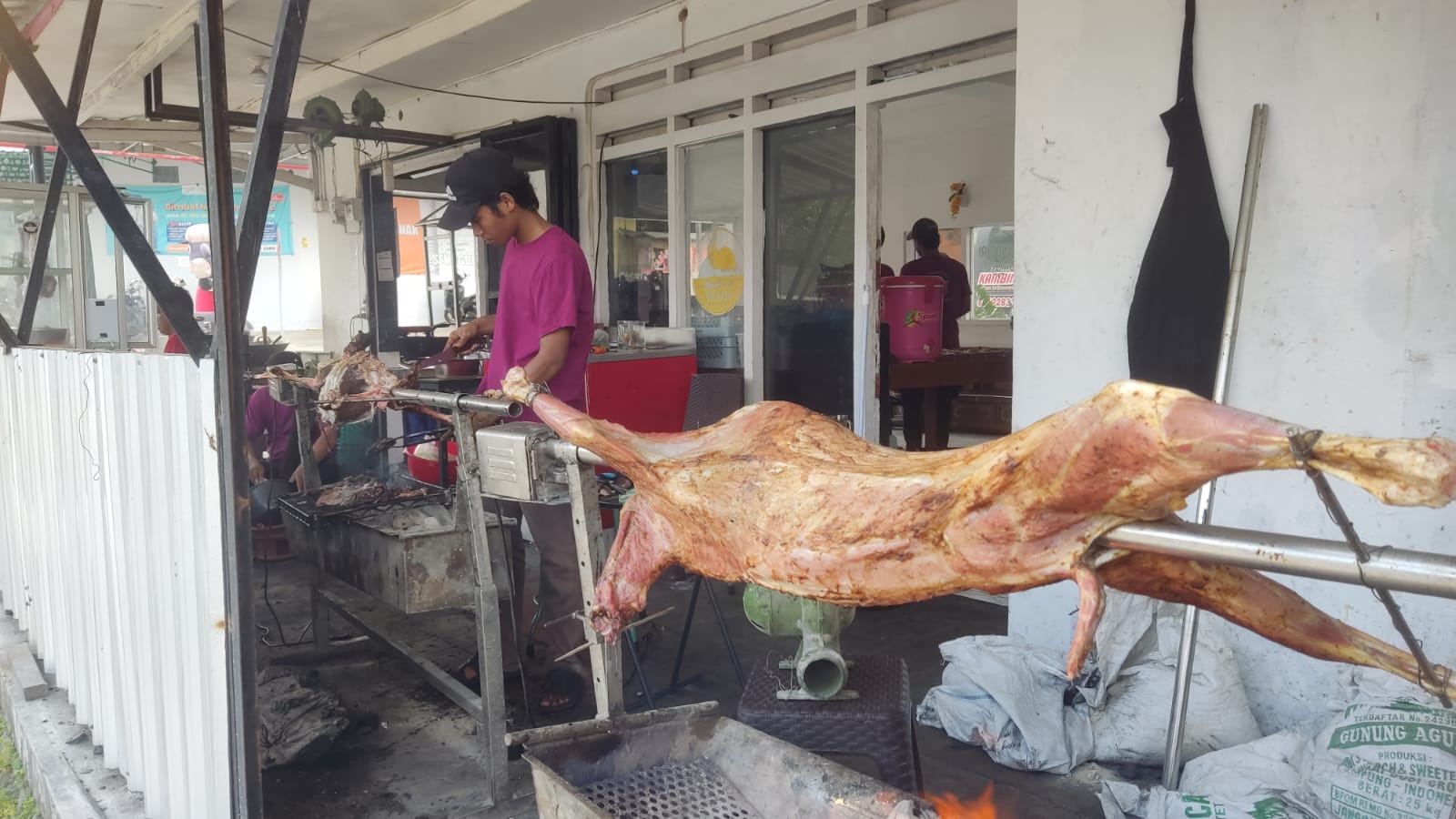 Ada sebuah kuliner kambing guling di daerah Wonogiri yang bisa didapatkan dengan harga ramah di kantong. (IWAN ADI LUHUNG/ RADAR SOLO)