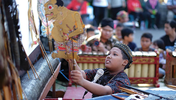 KECIL-KECIL CABE RAWIT: Dalang cilik asal Kampung Sawahan, Desa/Kecamatan Jaten, Kabupaten Karanganyar lihai memainkan wayang kulit di kampung setempat, belum lama ini.