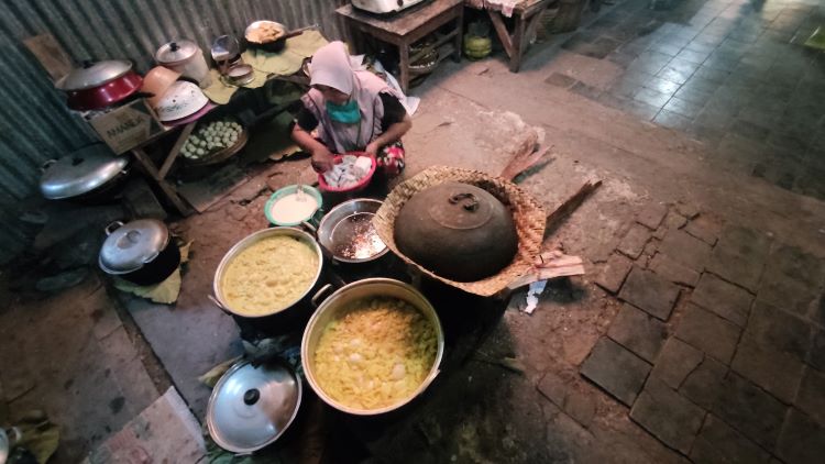 Salah satu kuliner Wonogiri yang tidak kalah menarik, sego kuning. (IWAN ADI LUHUNG/ RADAR SOLO)