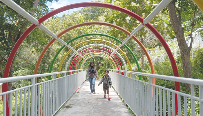 Wisata Alam Batu Seribu adalah satu dari sekian banyak destinasi wisata yang masuk ke dalam Gunung Sewu Geopark, atau Gunung Sewu UNESCO Global Geopark.