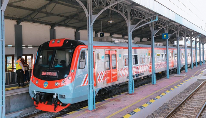 KRL di Stasiun Solo.