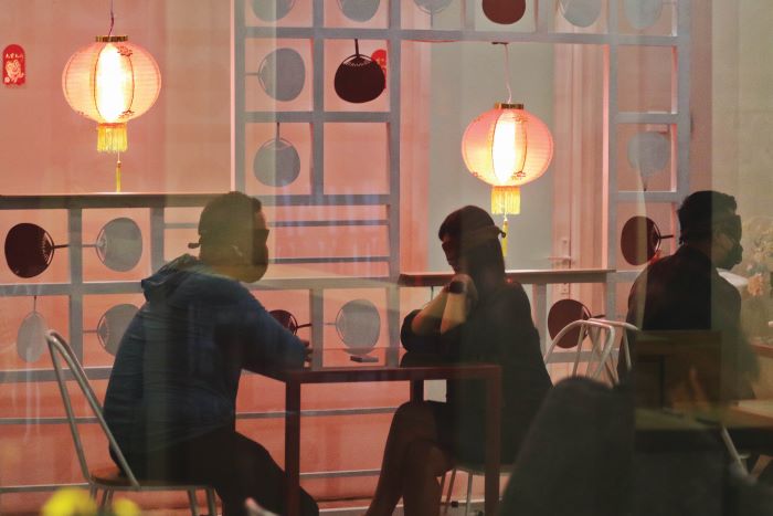 MESRA: Kencan buta alias blind date di salah satu restoran di Kota Solo, Februari lalu. Selain itu, ada juga beberapa kaum jomblo yang pilih kencan dengan pacar sewaan. (ARIEF BUDIMAN/ RADAR SOLO)