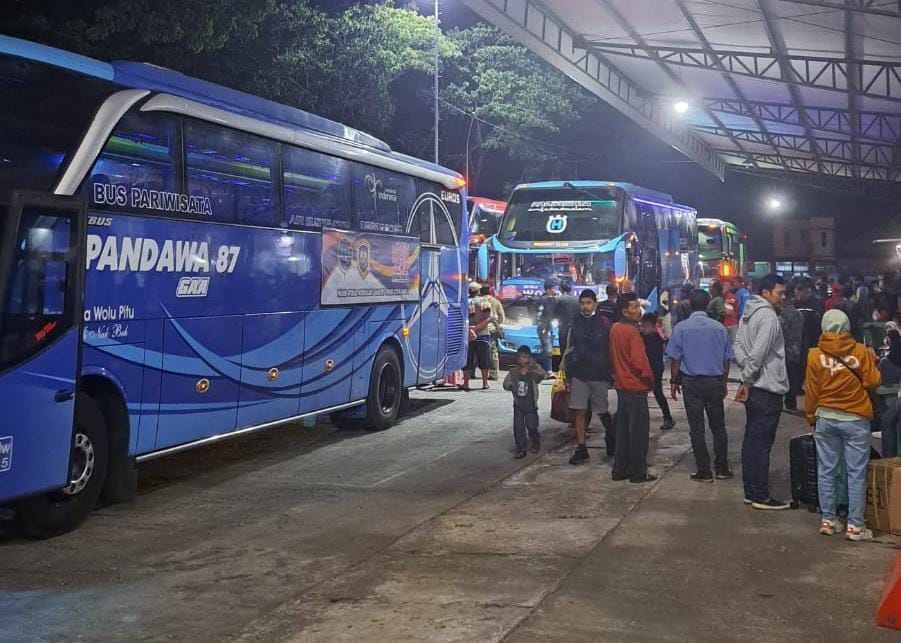 Para pemudik yang terlihat sudah sampai di Kabupaten Wonigiri. (IWAN ADI LUHUNG/ RADAR SOLO)
