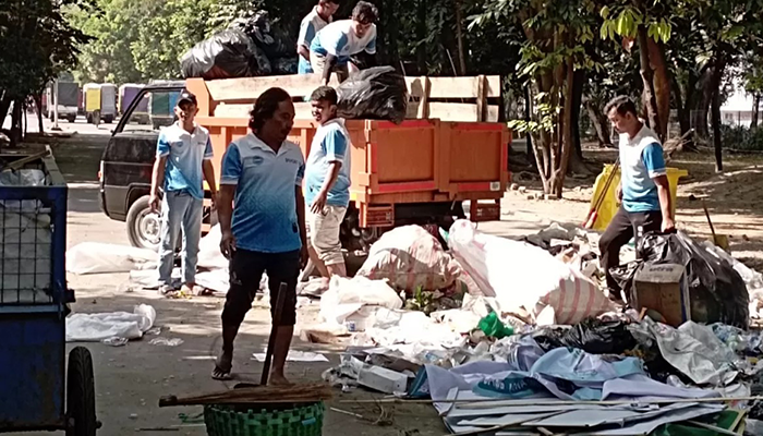 Petugas dari Dinas Lingkungah Hidup (DLH) Kota Surakarta tengah membersihkan sampah usai kegiatan harlah PKB yang digelar di Stadion Manahan, Minggu (23/7/2023) lalu.