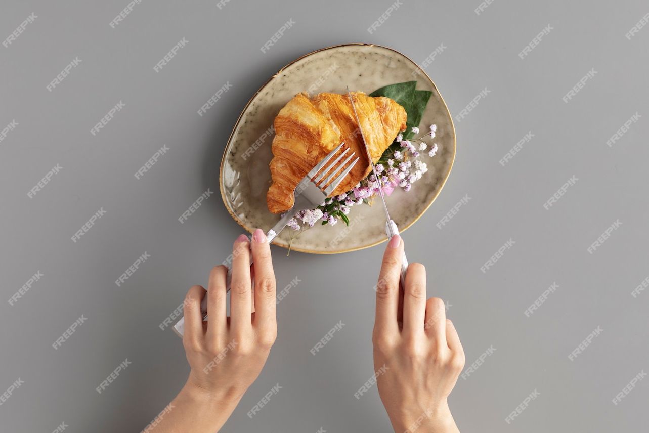 Ilustrasi adab makan yang harus diperhatikan orang Muslim Solo. (FREEPIK)
