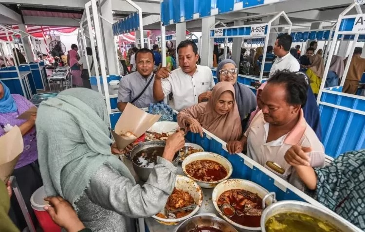 Ilustrasi: Pedagang  kaki lima ketika berjualan. ( (Radar Surabaya)