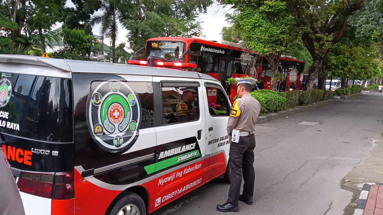 Sebuah ambulans kena tilang polisi pada Selasa (9/4) karena melanggar lalu lintas. (AHMAD KHAIRUDIN/ RADAR SOLO)