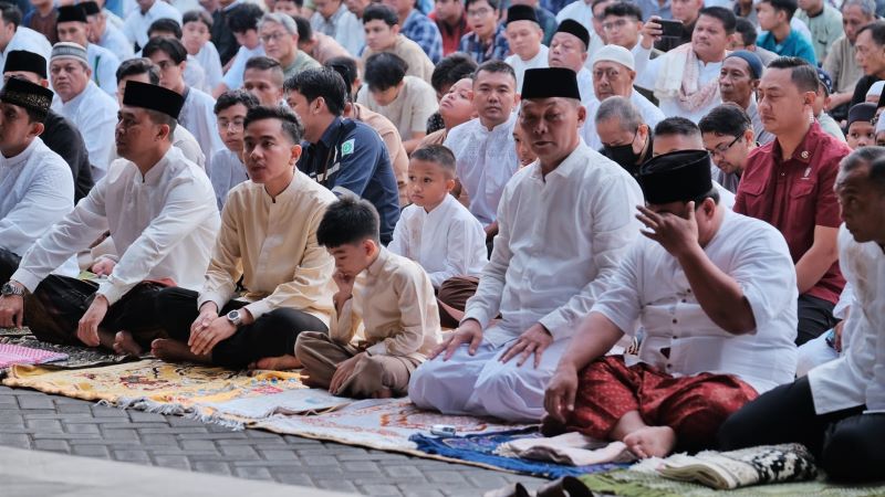 Wali Kota Solo Gibran Rakabuming Raka dan Wakil Wali Kota Solo Teguh Prakosa (tiga dari kanan) tunaikan Sholat Idul Fitri di halaman Balai Kota Solo, Rabu (10/4/2024). (DOK.HUMAS PEMKOT SOLO)