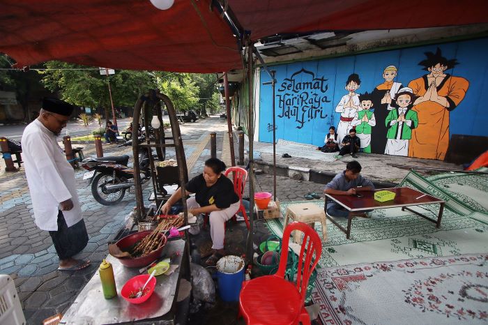 Penjual dari warung ayam di Simpang Nonongan saat melayani pelanggan pada saat Lebaran. (ARIEF BUDIMAN/ RADAR SOLO)