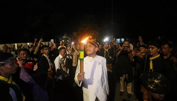 Raja Pura Mangkunegaran KGPAA Mangkunegara X menyambut peserta kirab obor menyambut Hari Raya Idul Fitri, Selasa (9/4/2024) malam. (ARIEF BUDIMAN/RADAR SOLO)