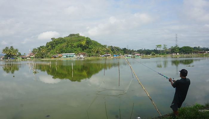 Destinasi wisata Bukit Sidoguro di kawasan Rowo Jombor, Desa Krakitan, Kecamatan Bayat, Klaten, Kamis (11/4)