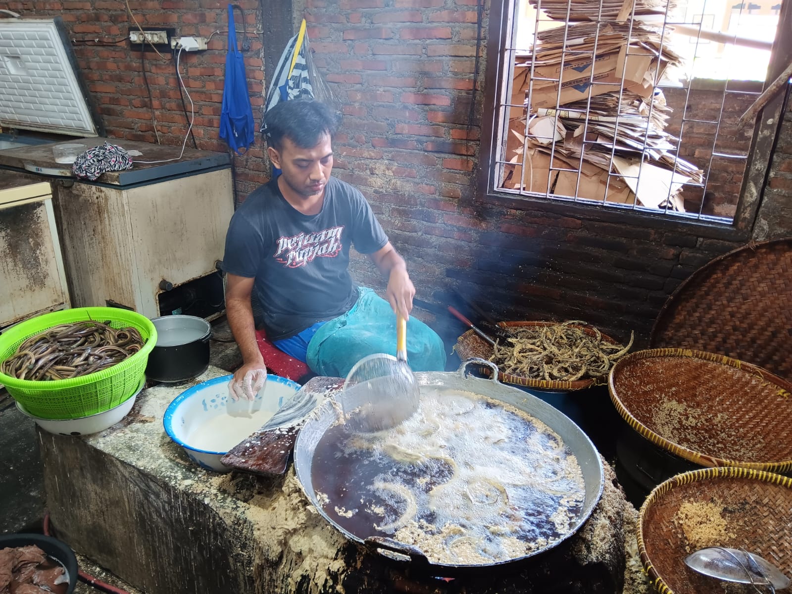 Proses produksi keripik paru dan belut di Gang Latar Putih, Kampung Tegal Kepatihan, Kelurahan Bareng, Kecamatan Klaten Tengah, Klaten, Senin (15/4). (ANGGA PURENDA/ RADAR SOLO)