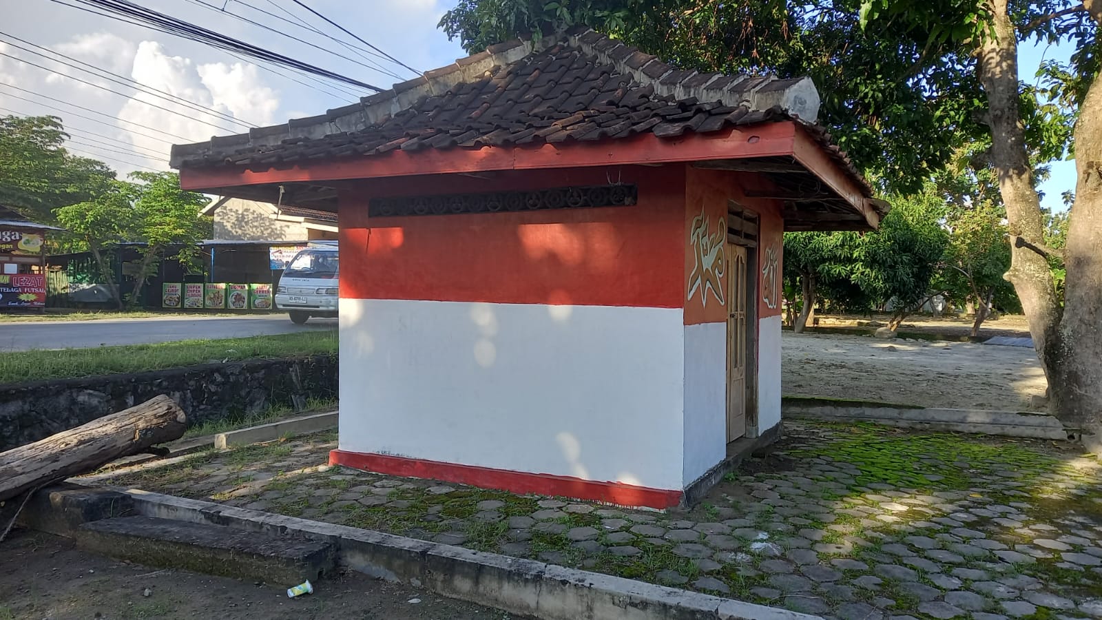 Makam Mbah Brojo yang terletak di pinggir jalan Desa Grajegan Kabupaten Sukoharjo. (DOK. PRIBADI/ SISCA)