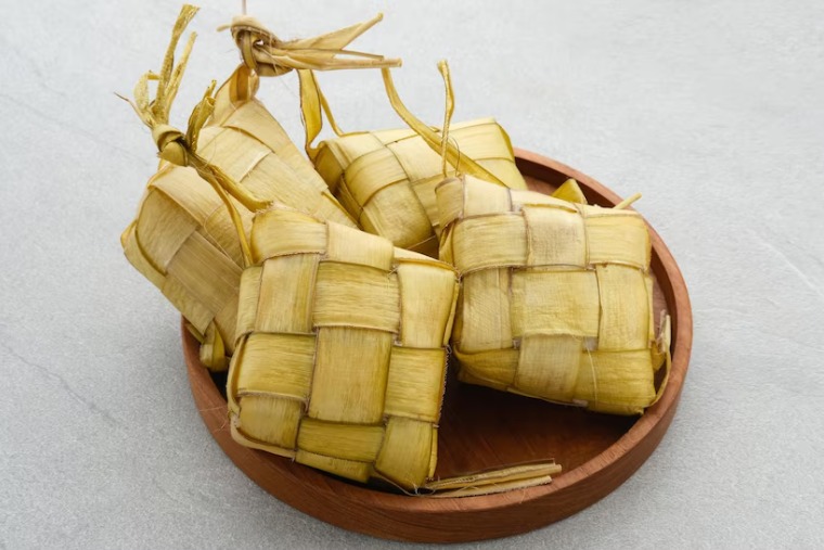 Ketupat menjadi salah satu makanan khas Indonesia yang identik dengan Lebaran (FREEPIK)