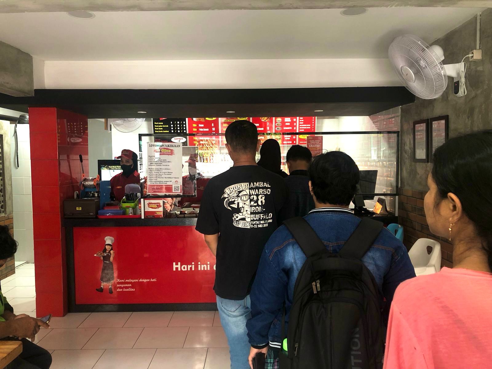 Antrian di salah satu cabang Olive Fried Chicken. (DOK. PRIBADI/ NORA)