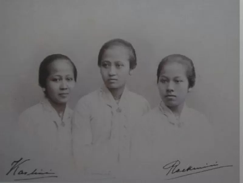 Caption Foto dan sumber: R.A. Kartini bersama adik-adiknya Kardinah dan Rukmini.