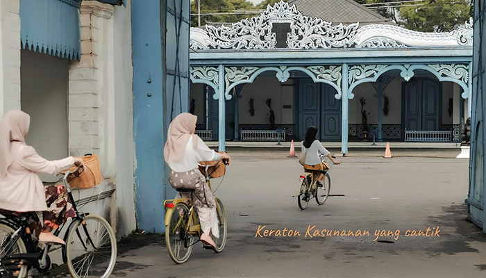 Berkaeyuh memasuki area halaman keraton surakarta.