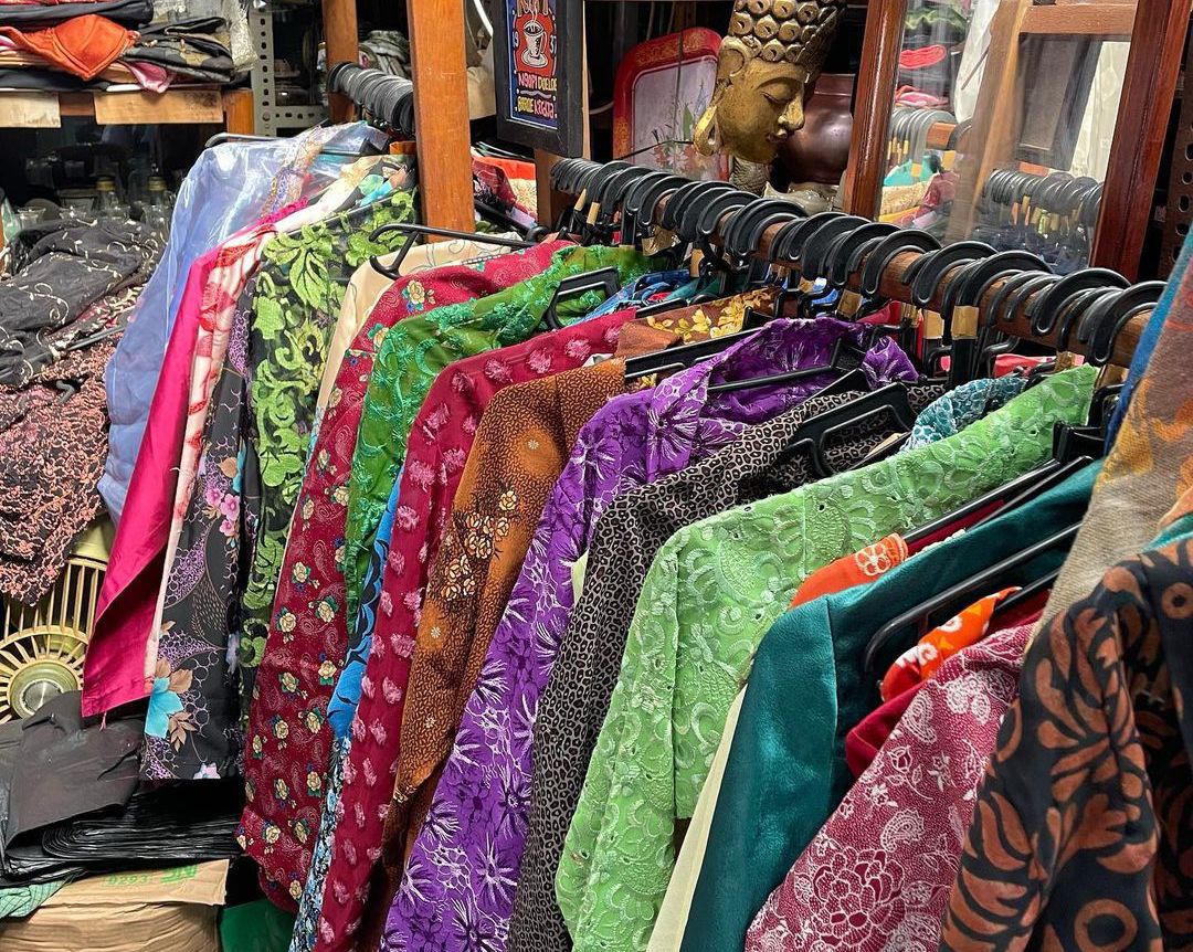 Berbagai macam kebaya di Pasar Triwindu Solo yang cocok untuk memperingati Hari Kartini. (INSTAGRAM/ RANIAAYAMIN)