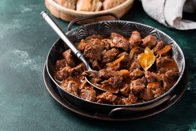 Rendang yang menjadi kuliner yang sering hadir di meja makan warga Solo saat Lebaran. (FREEPIK)