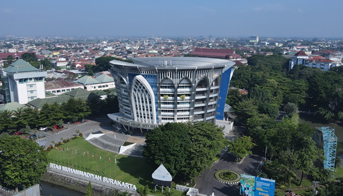 Gedung Universitas Muhammadiyah Surakarta dari kejauhan.