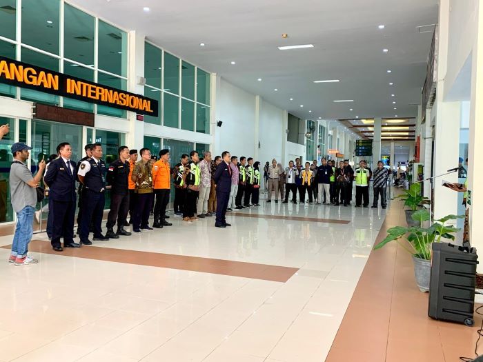 Para petugas di Bandara Adi Soemarmo yang siap melayani para penumpang. (MAULIDA AFIFA/ RADAR SOLO)
