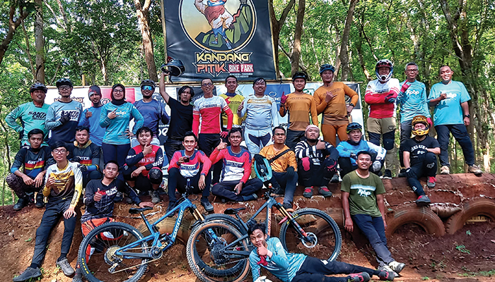 Sensasi Menelusuri Kandang Pitik Bike Park.